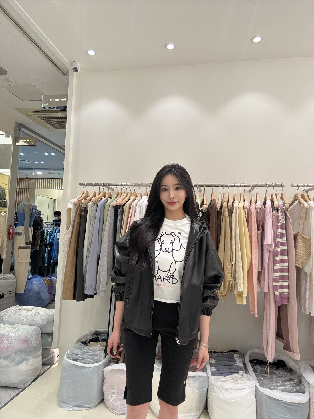 O02.超輕巧皮質連帽外套