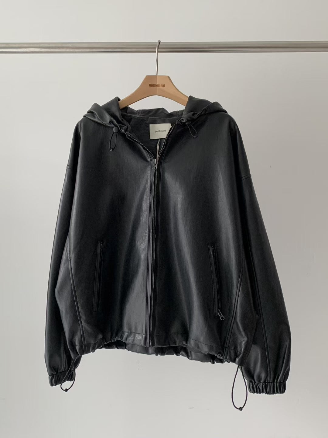 超輕巧皮質連帽外套