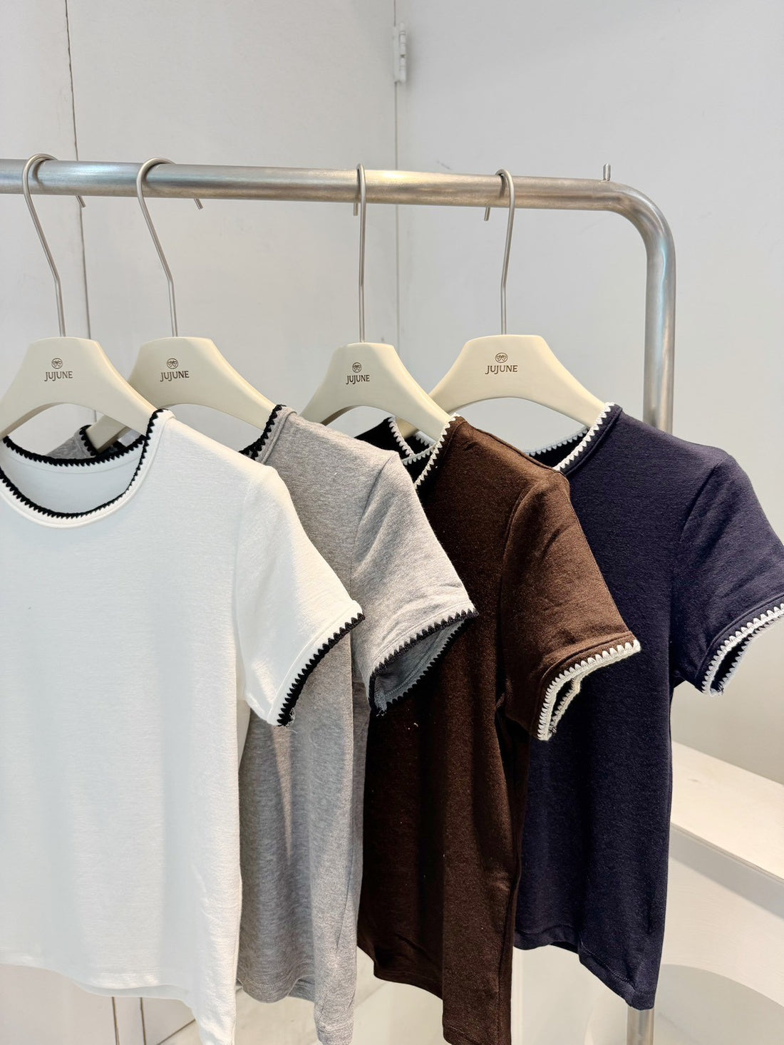 滾邊彈力圓領上衣