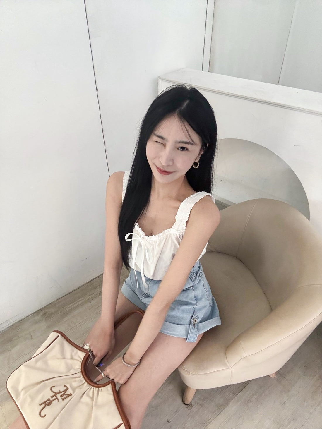 木耳邊綁帶短版上衣