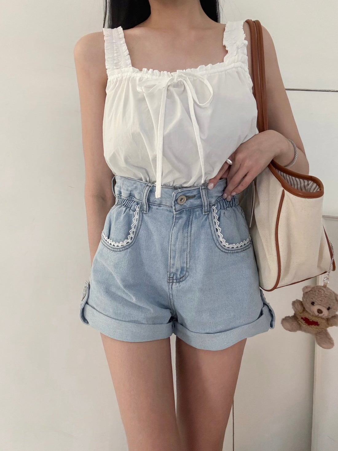 滾邊及淺藍高腰短褲