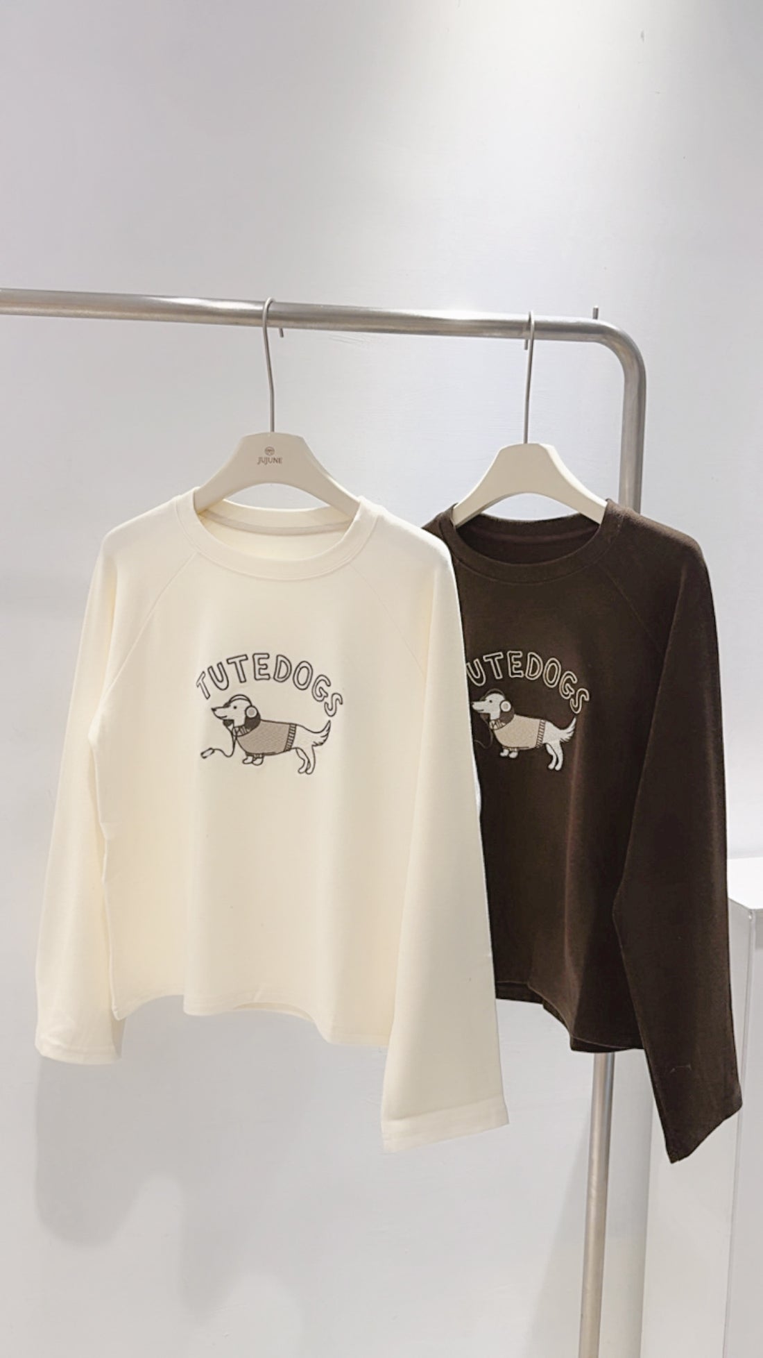 蛋白絨狗勾刺繡上衣