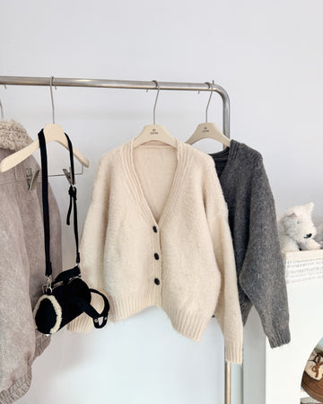 柔軟羊絨排扣針織衫