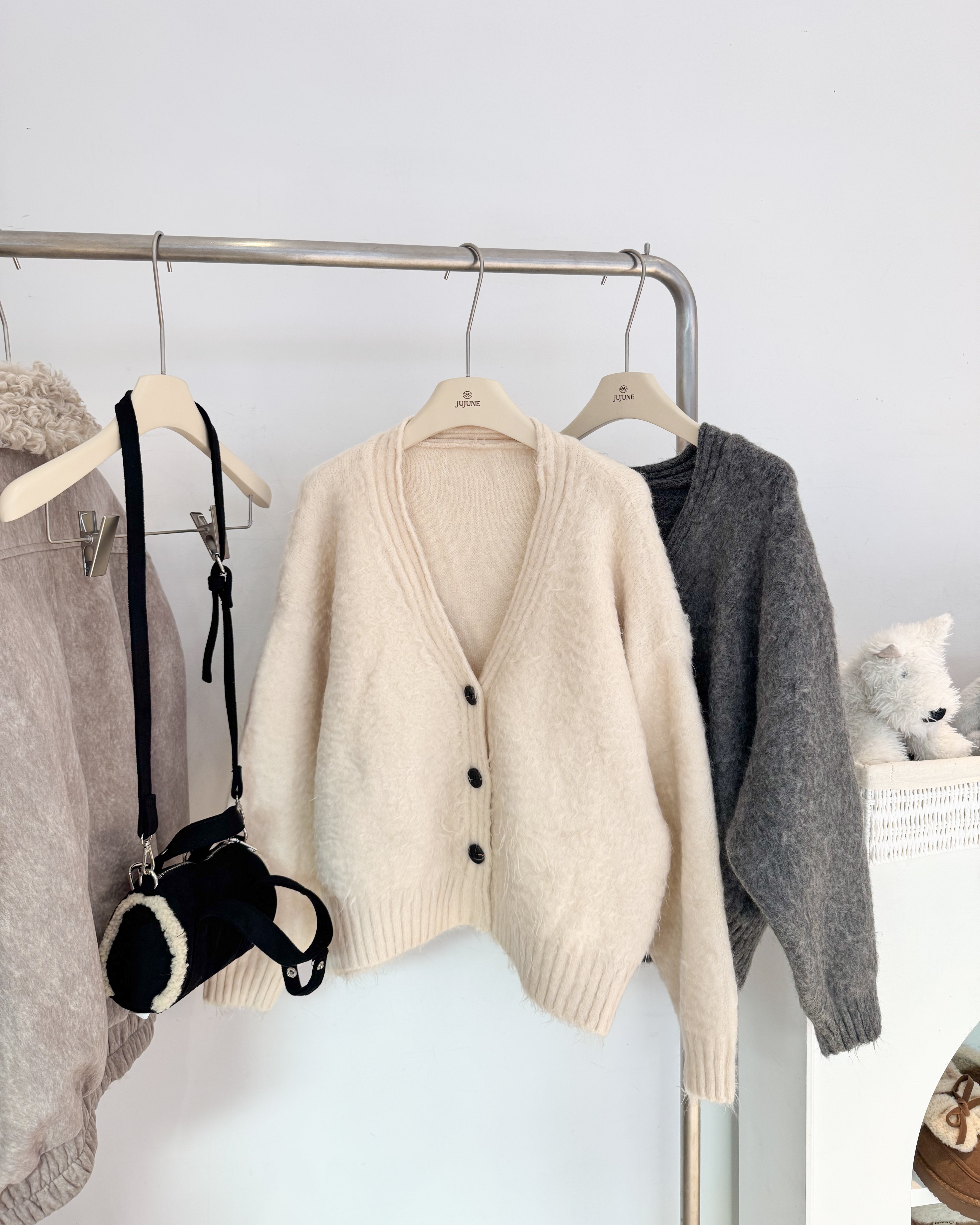 柔軟羊絨排扣針織衫