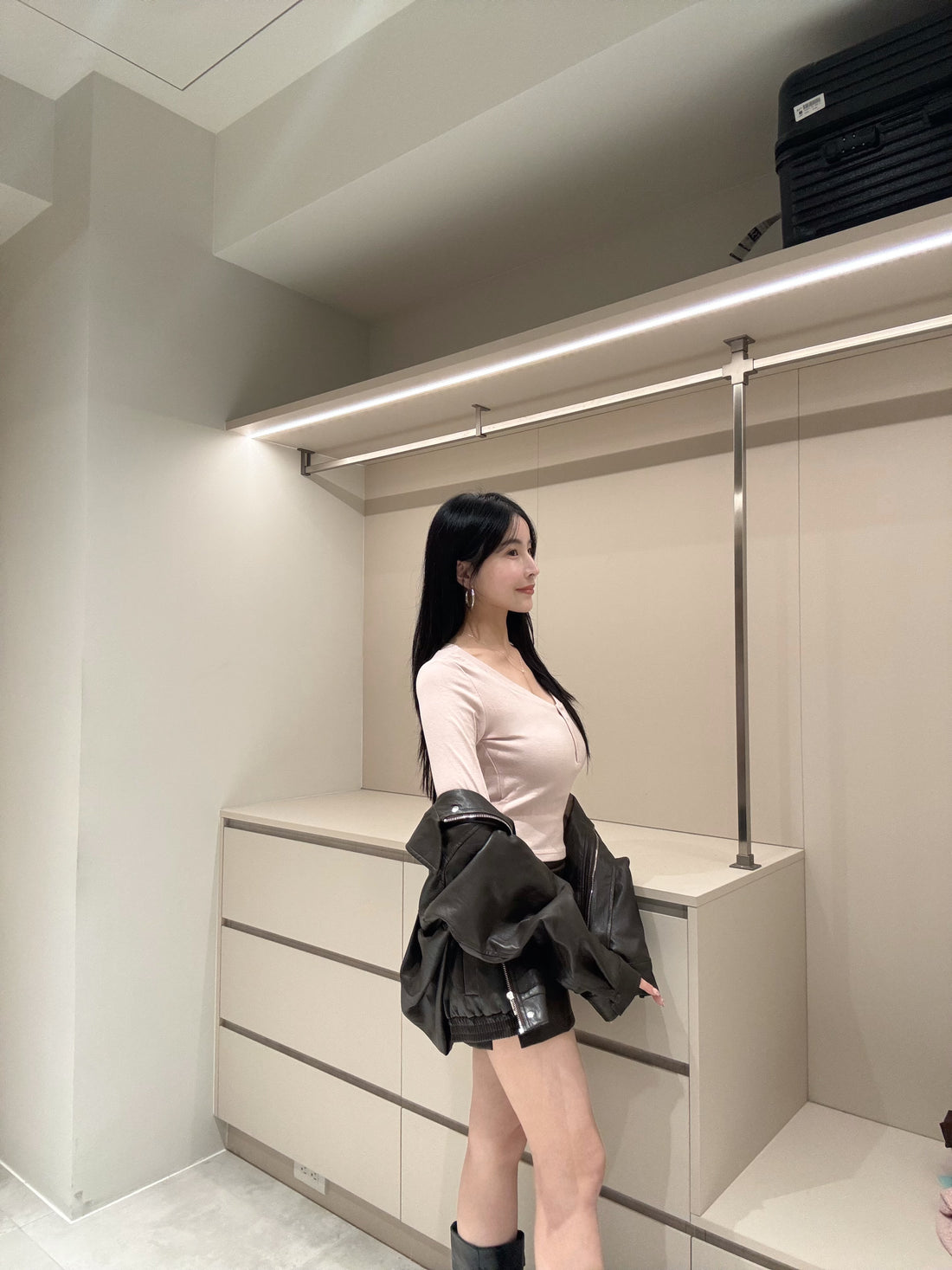 寬領口排扣彈力上衣