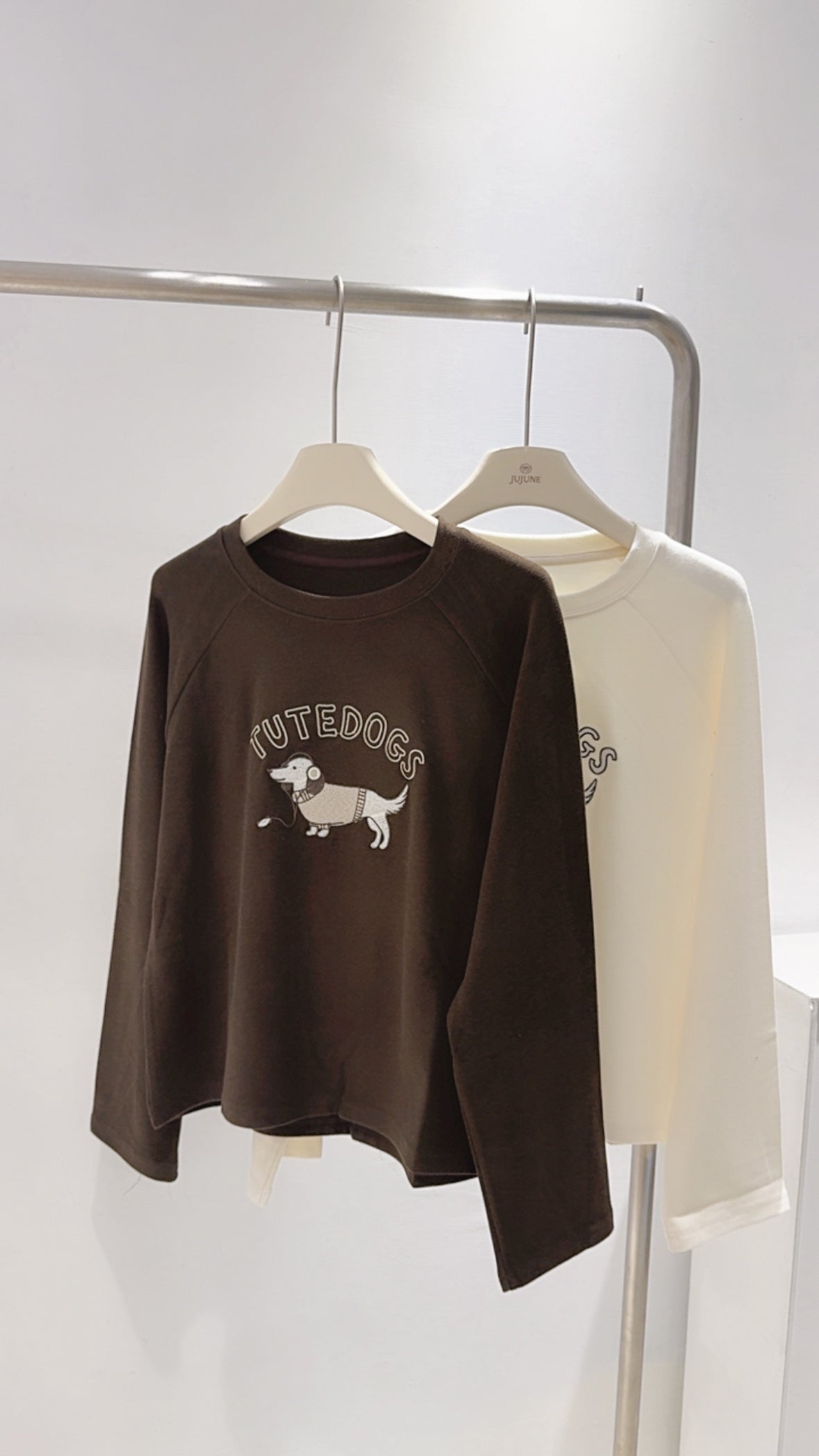 蛋白絨狗勾刺繡上衣