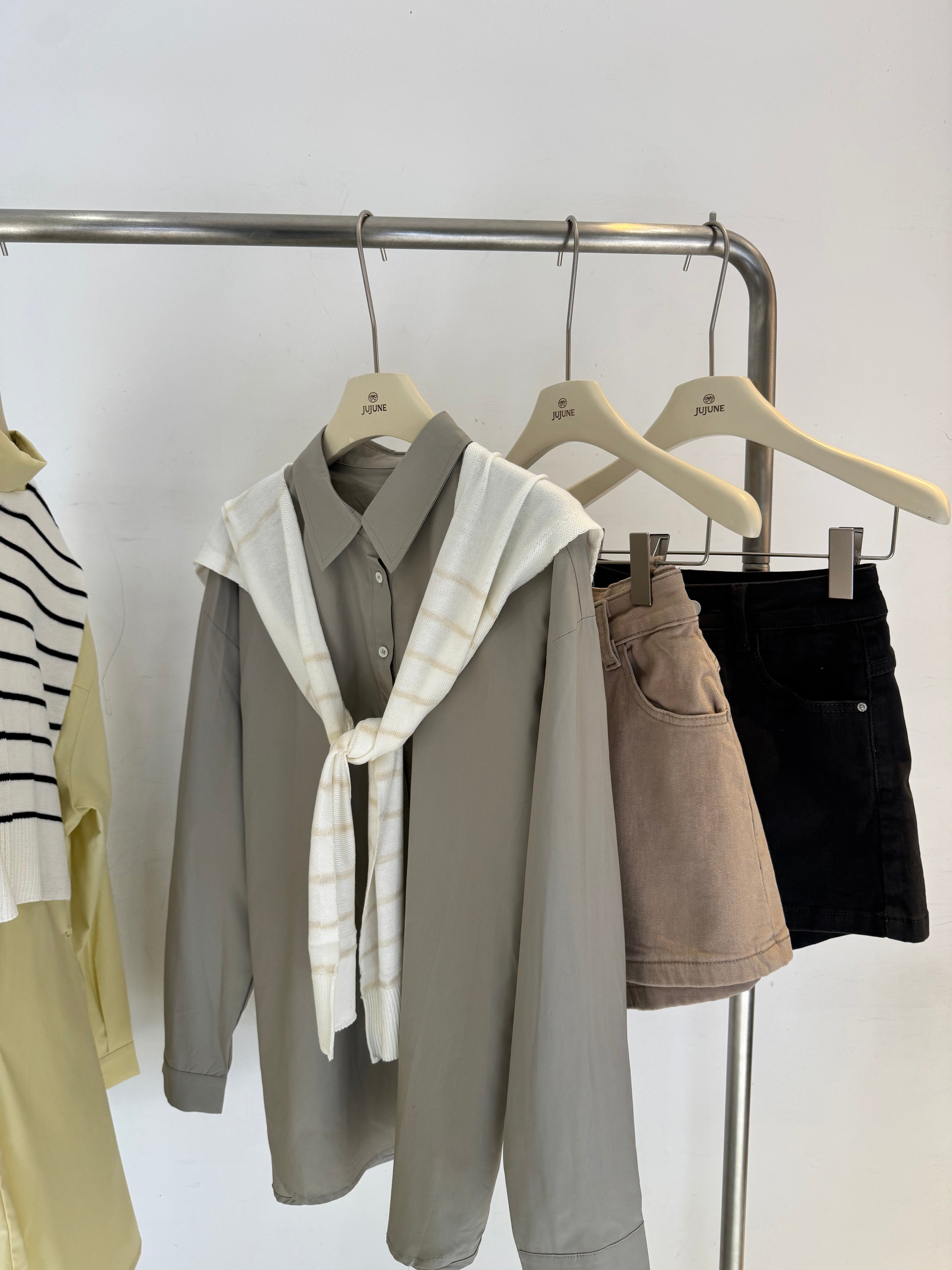 後扣造型滑滑襯衫