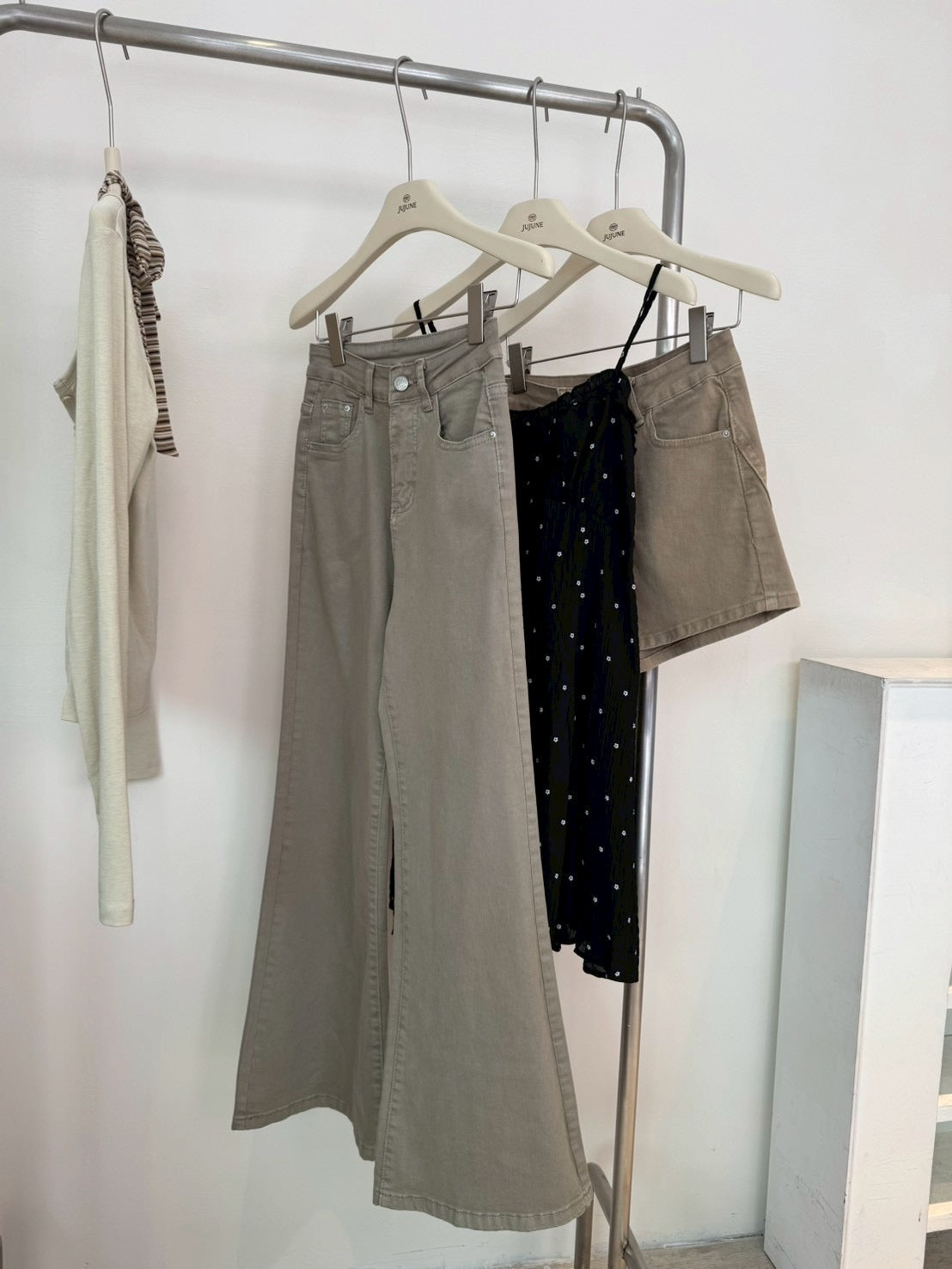 卡其直筒喇叭褲