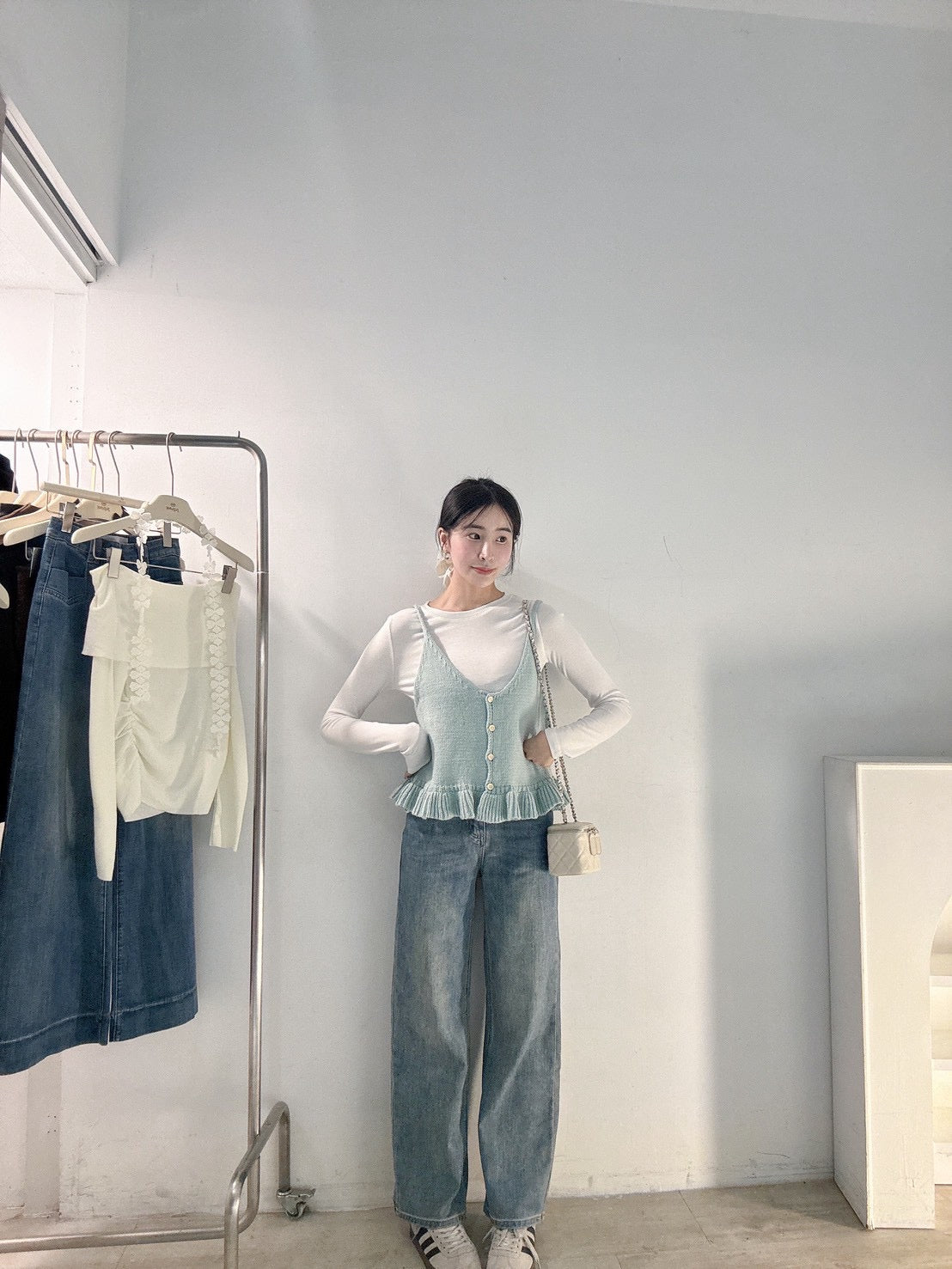 下捲邊圓領上衣