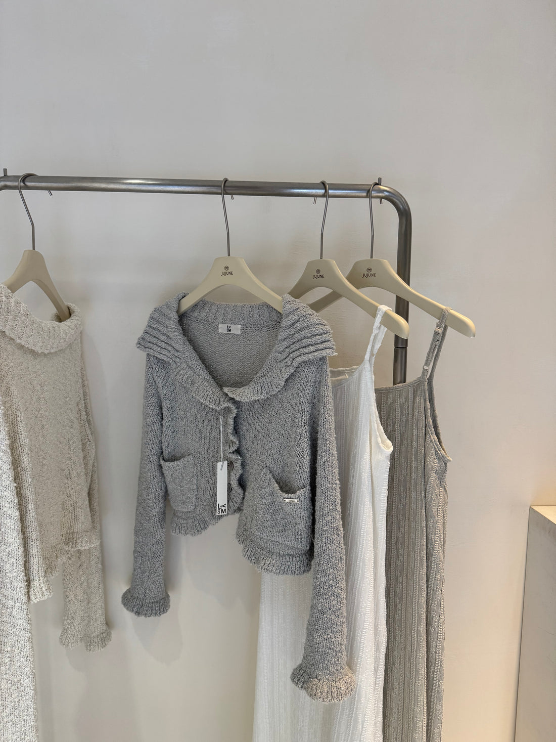 設計款荷葉邊翻領針織