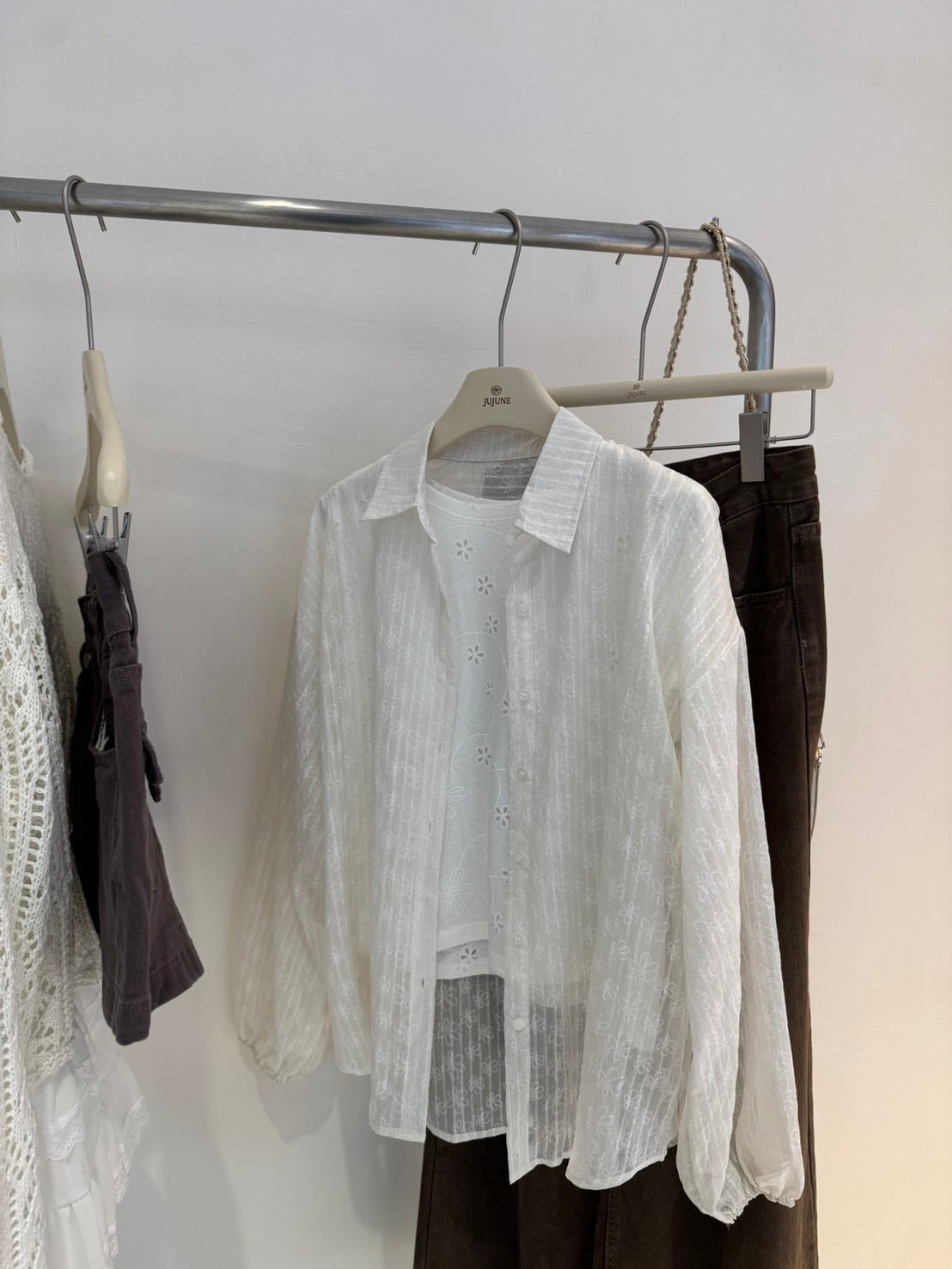 刺繡小花縮口襯衫