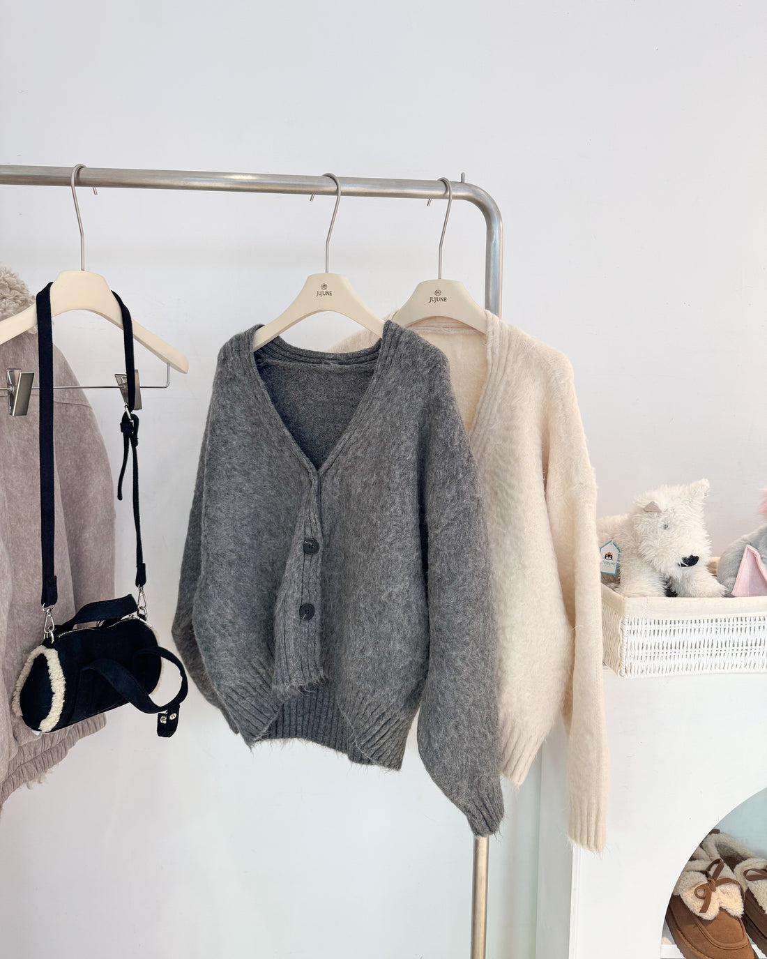 柔軟羊絨排扣針織衫