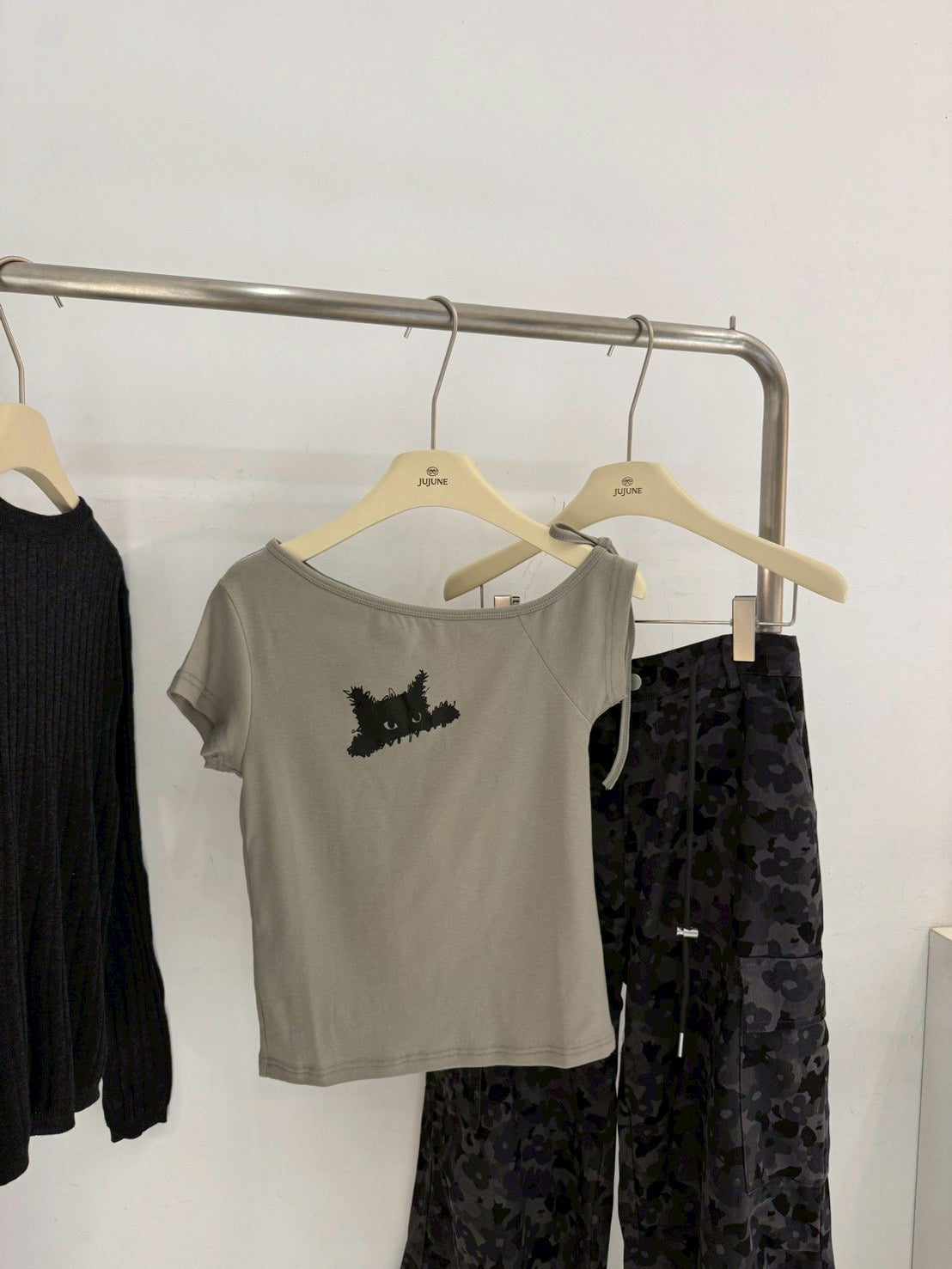 小黑貓🐈‍⬛斜肩彈力上衣