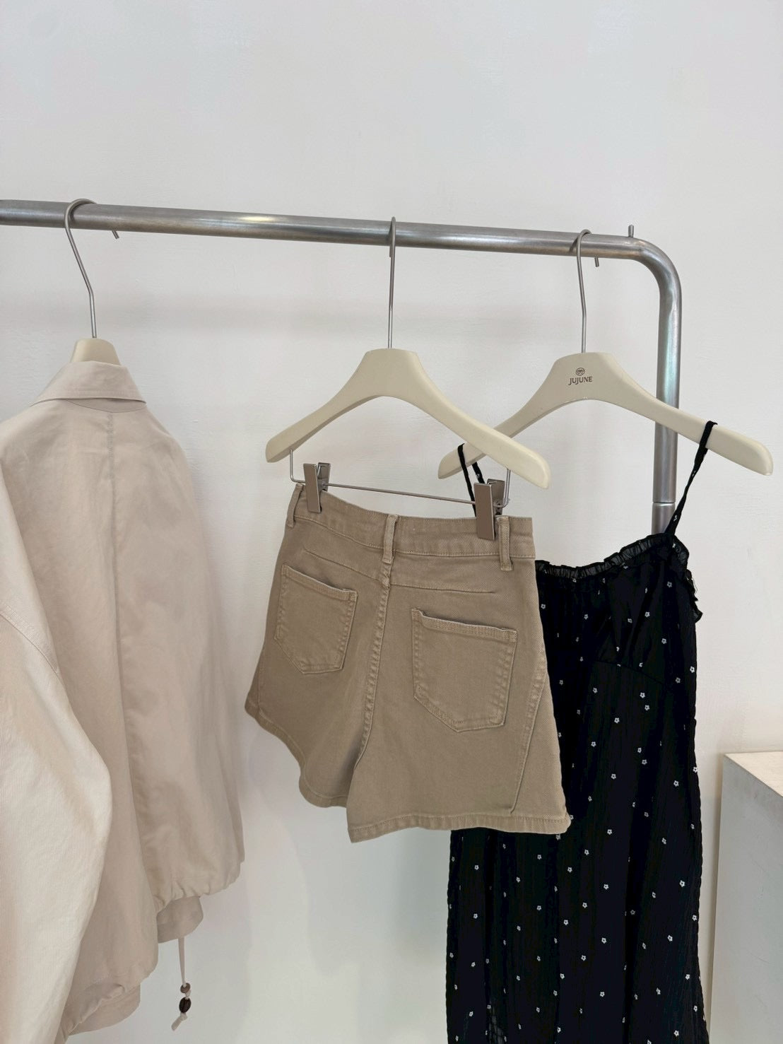 卡其色彈力短褲