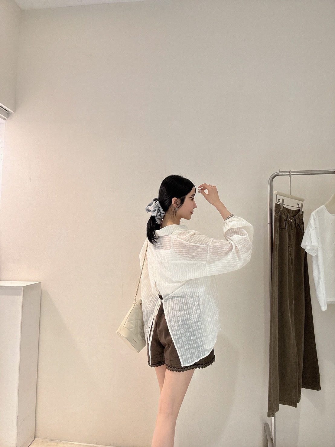 刺繡小花縮口襯衫