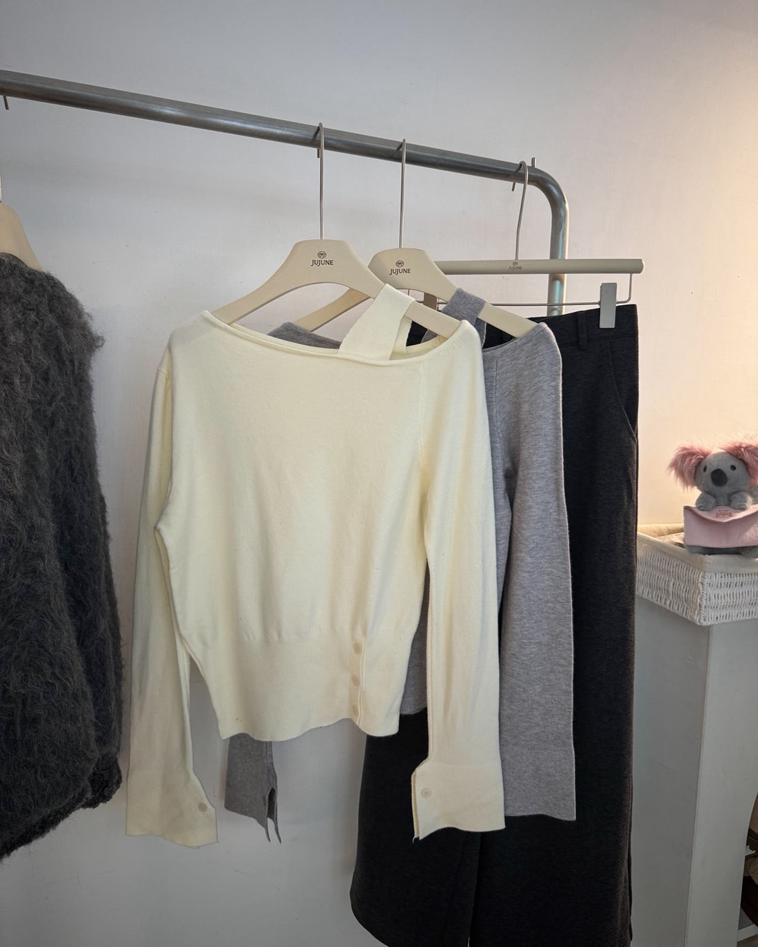 單肩排扣柔軟針織