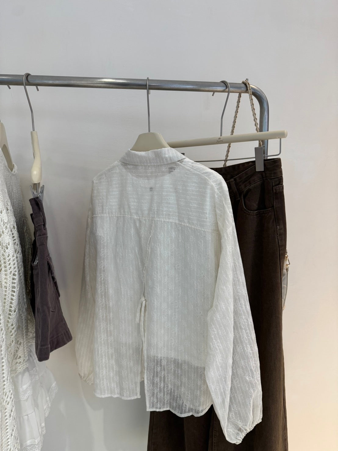 刺繡小花縮口襯衫