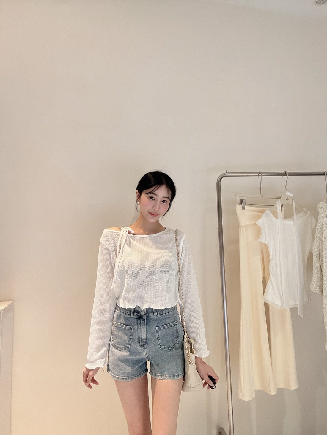 綁帶斜肩捲邊上衣