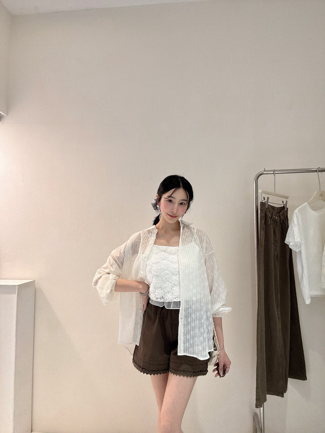 刺繡小花縮口襯衫