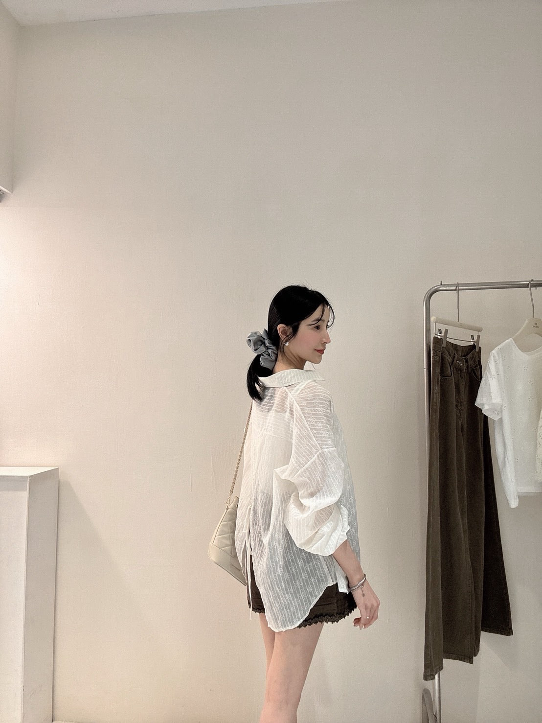 刺繡小花縮口襯衫