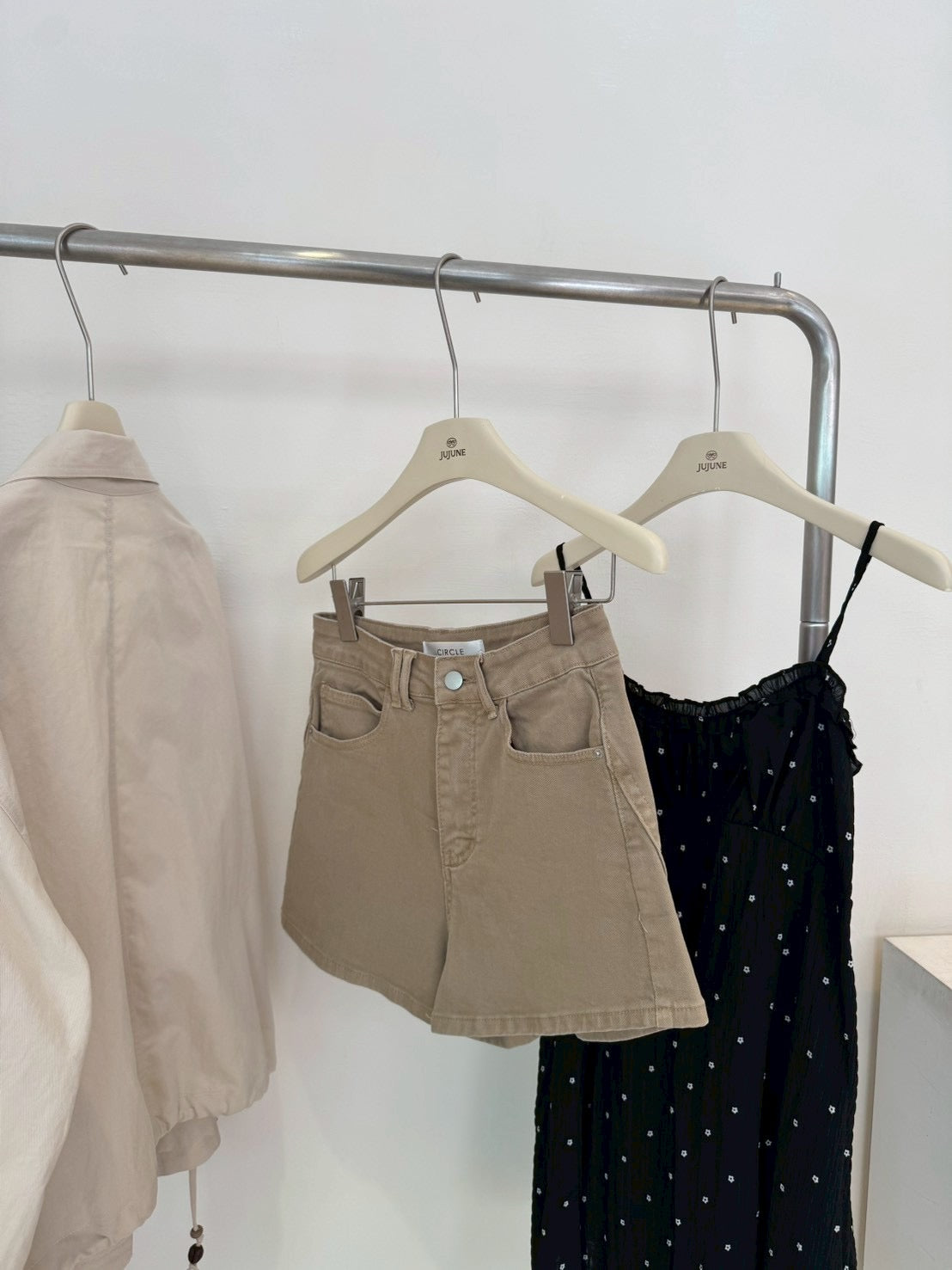 卡其色彈力短褲