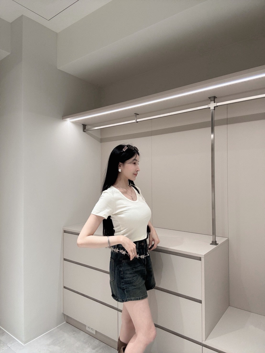 寬領口涼感短版上衣