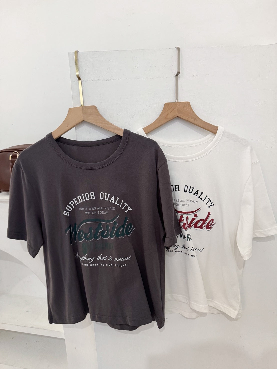 美式印刷寬領口TEE