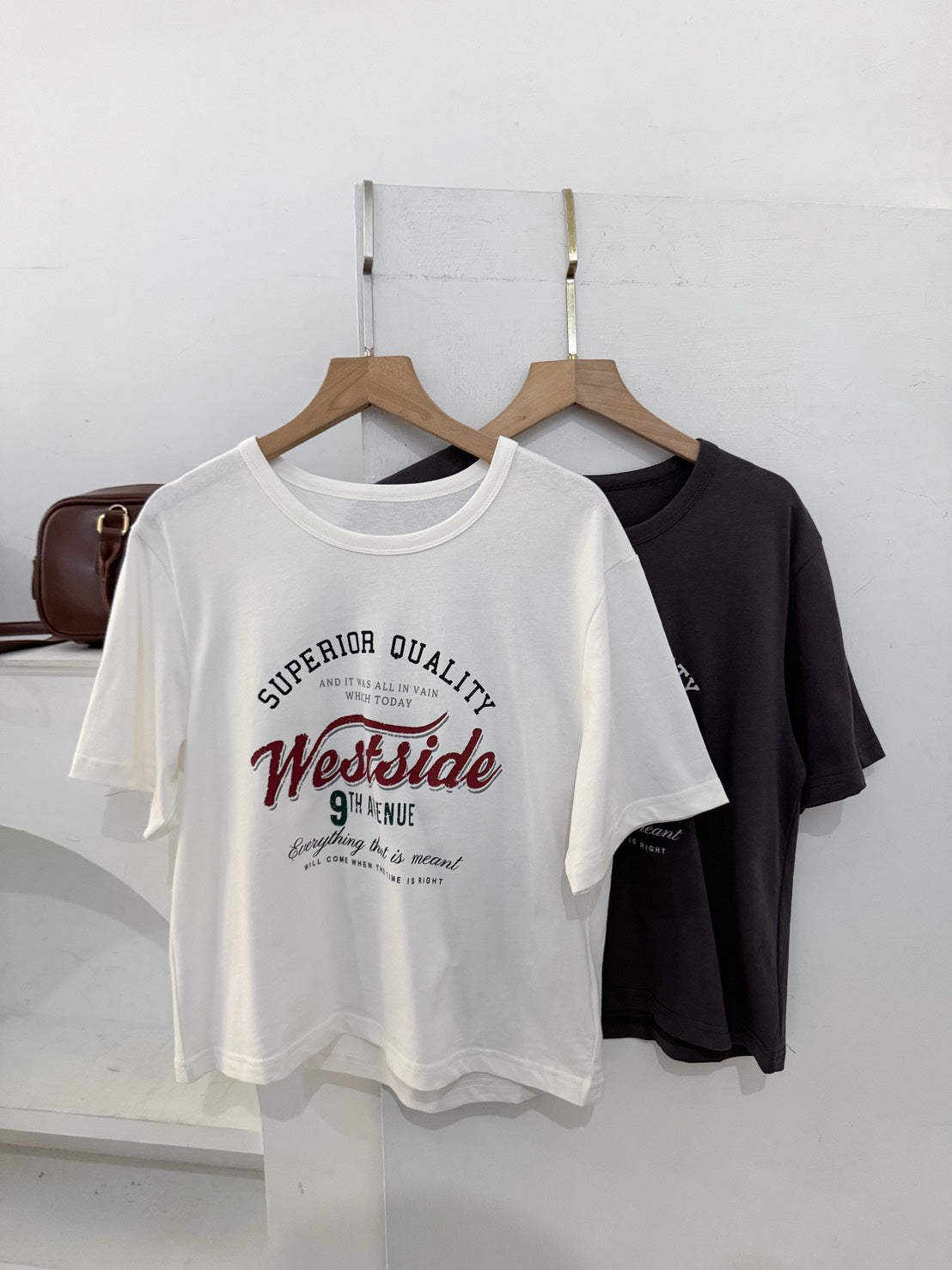 美式印刷寬領口TEE