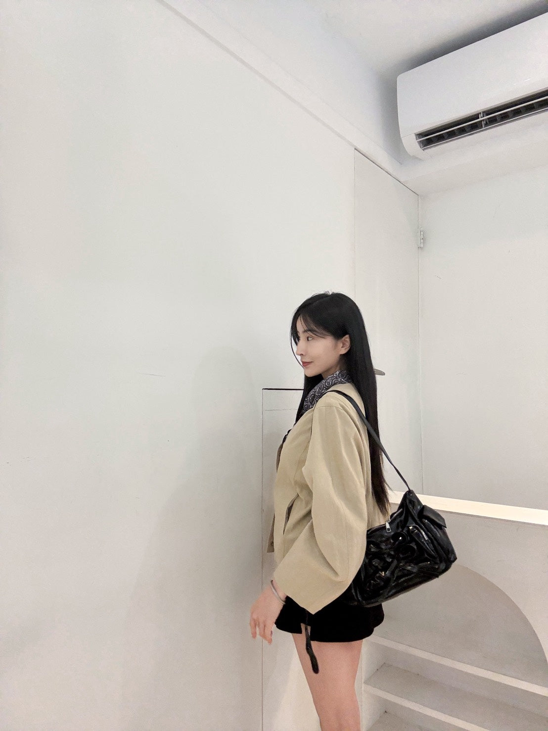 設計款輕薄絲巾風衣外套