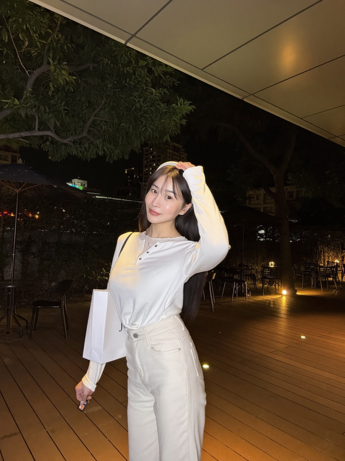 設計款網紗拼接上衣