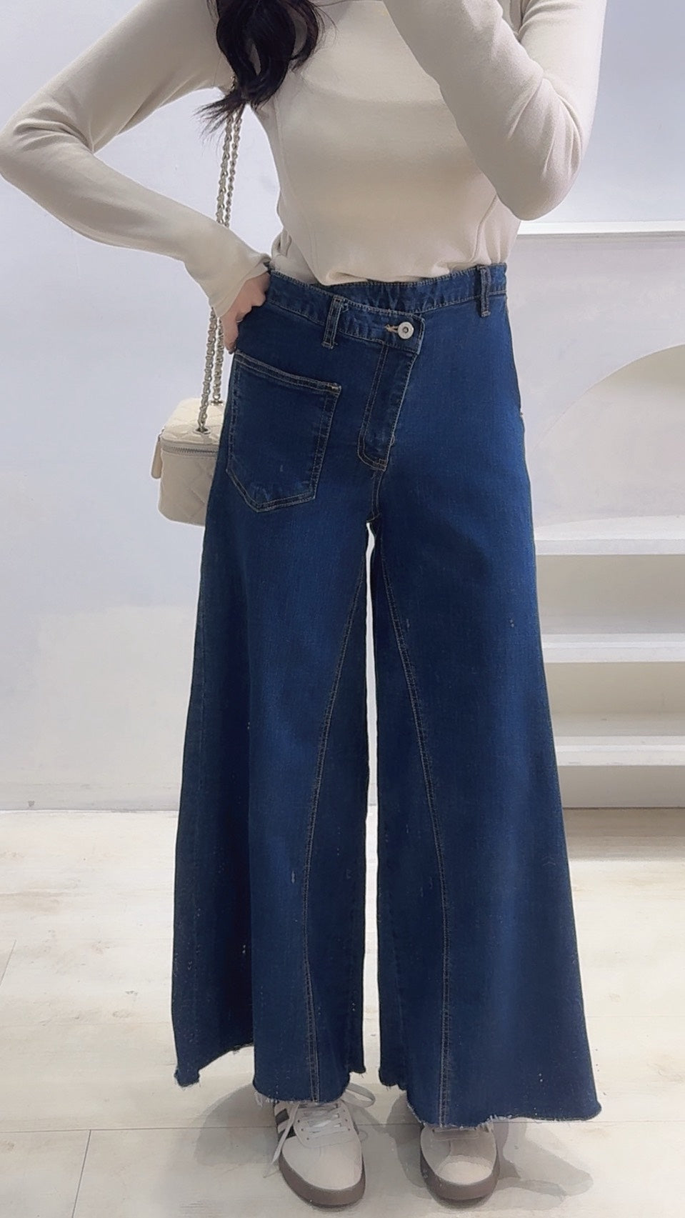 設計款斜扣褲頭車線寬褲