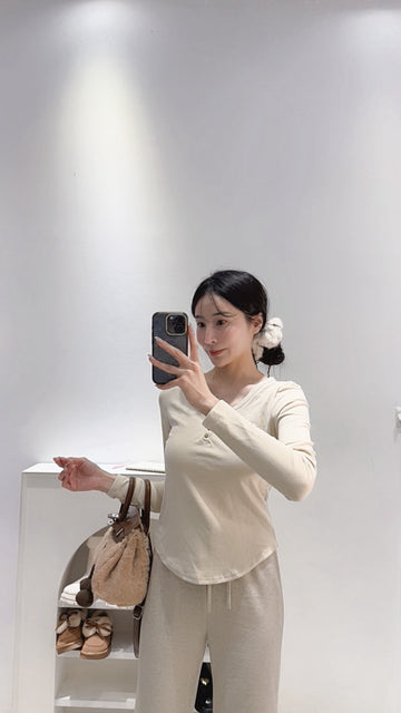 小金扣寬圓領磨毛上衣