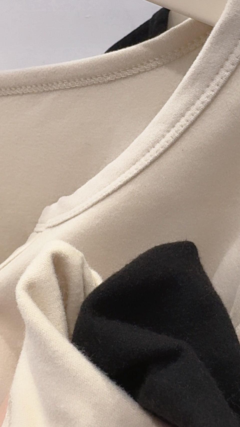 小金扣寬圓領磨毛上衣