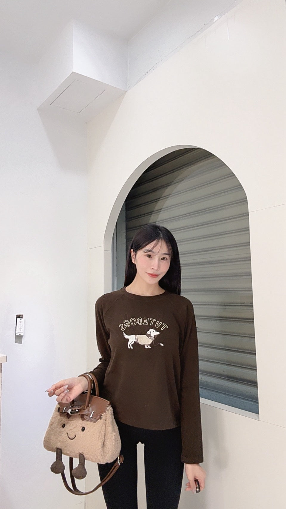 蛋白絨狗勾刺繡上衣