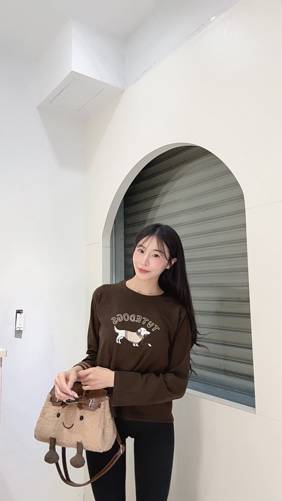 蛋白絨狗勾刺繡上衣