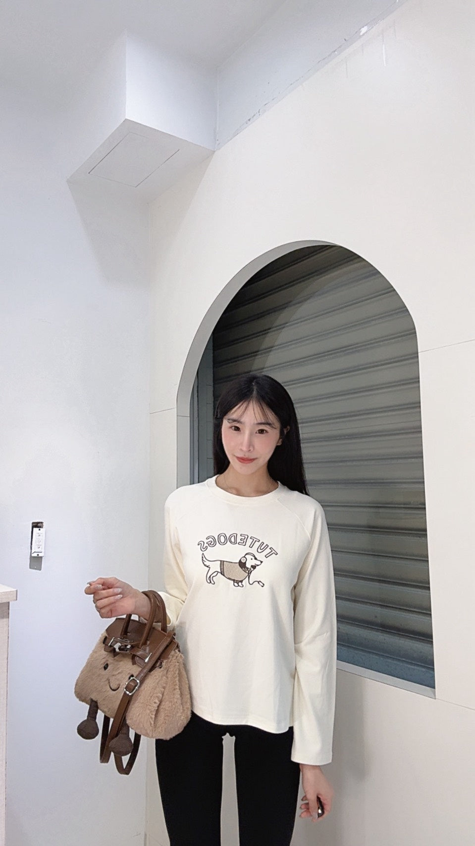 蛋白絨狗勾刺繡上衣