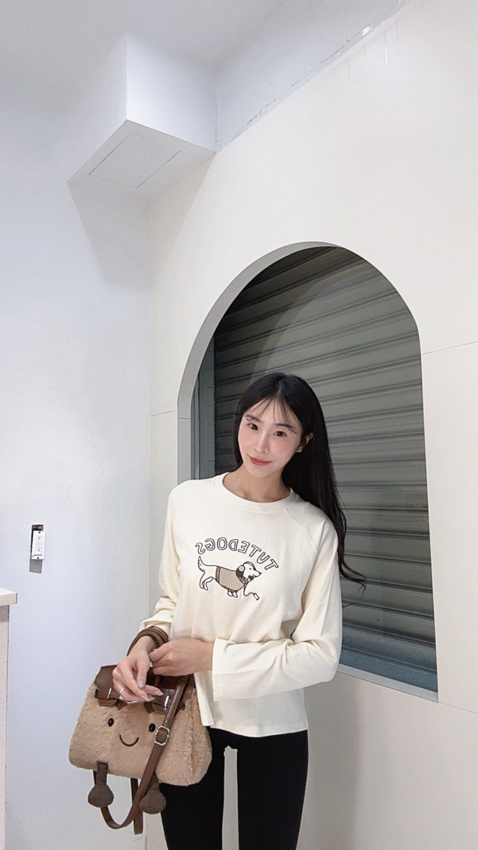 蛋白絨狗勾刺繡上衣