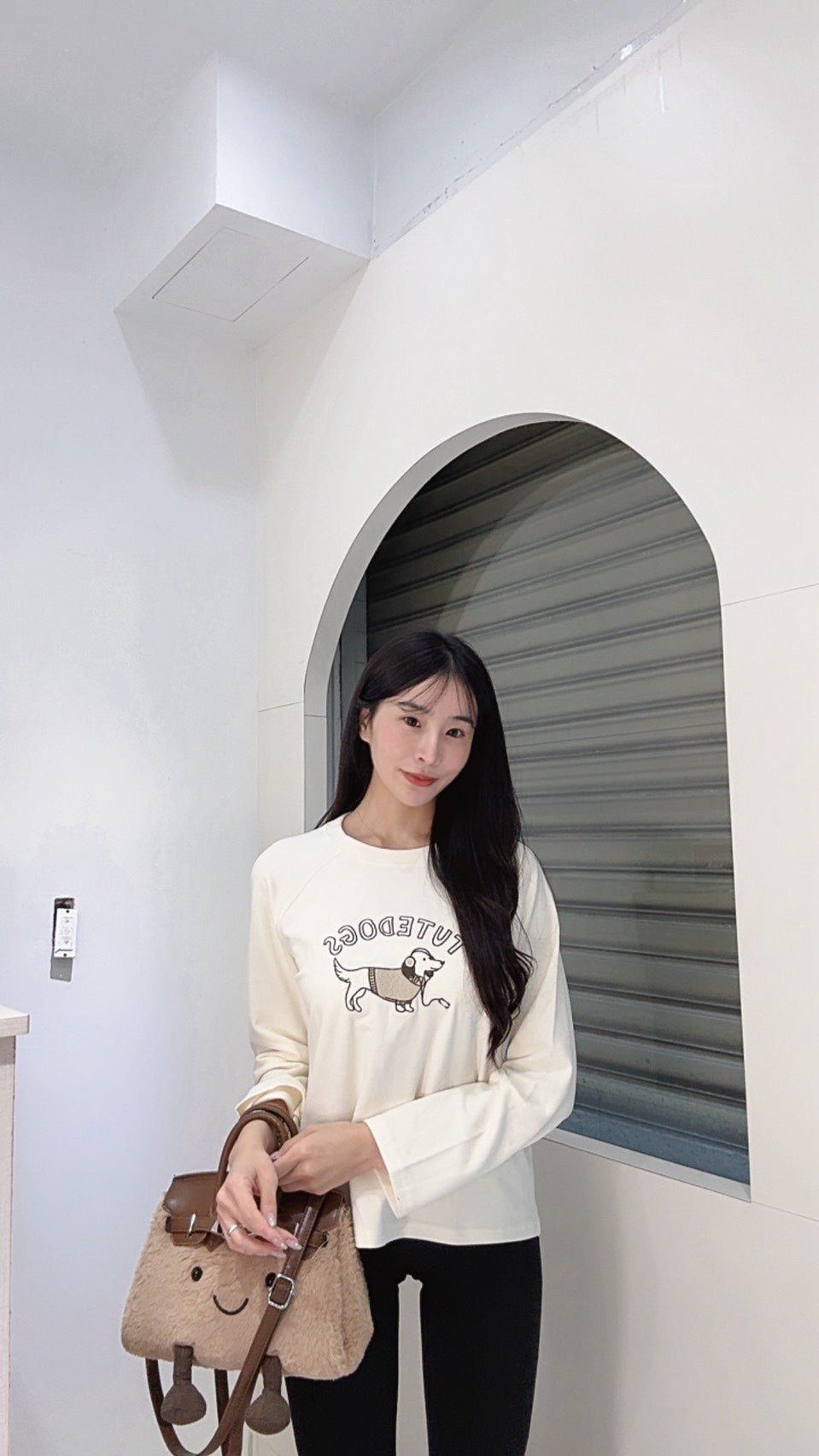 蛋白絨狗勾刺繡上衣