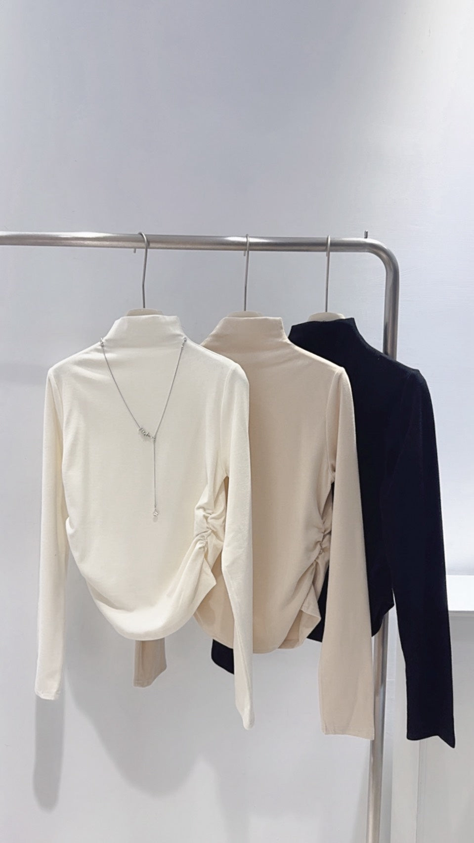 項鍊立領抓皺磨毛上衣