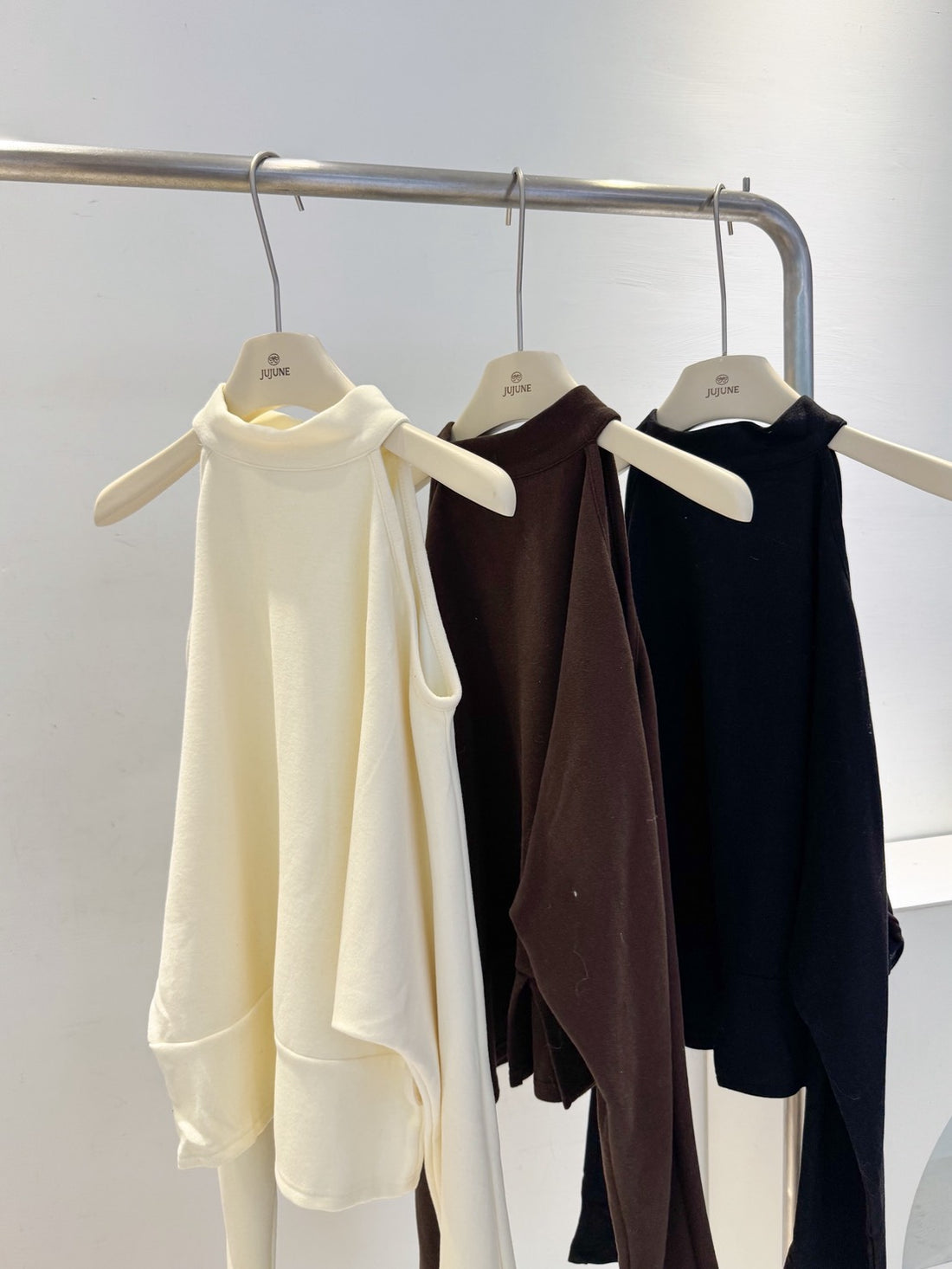 設計感露肩磨毛上衣