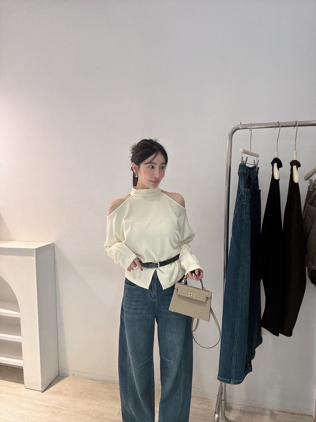 設計感露肩磨毛上衣