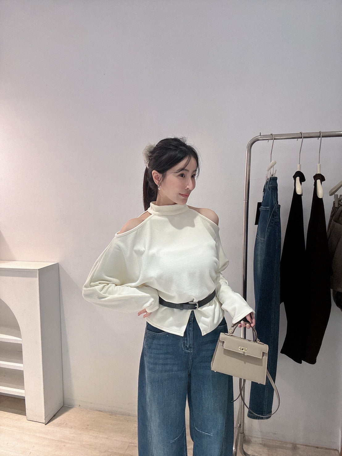 設計感露肩磨毛上衣