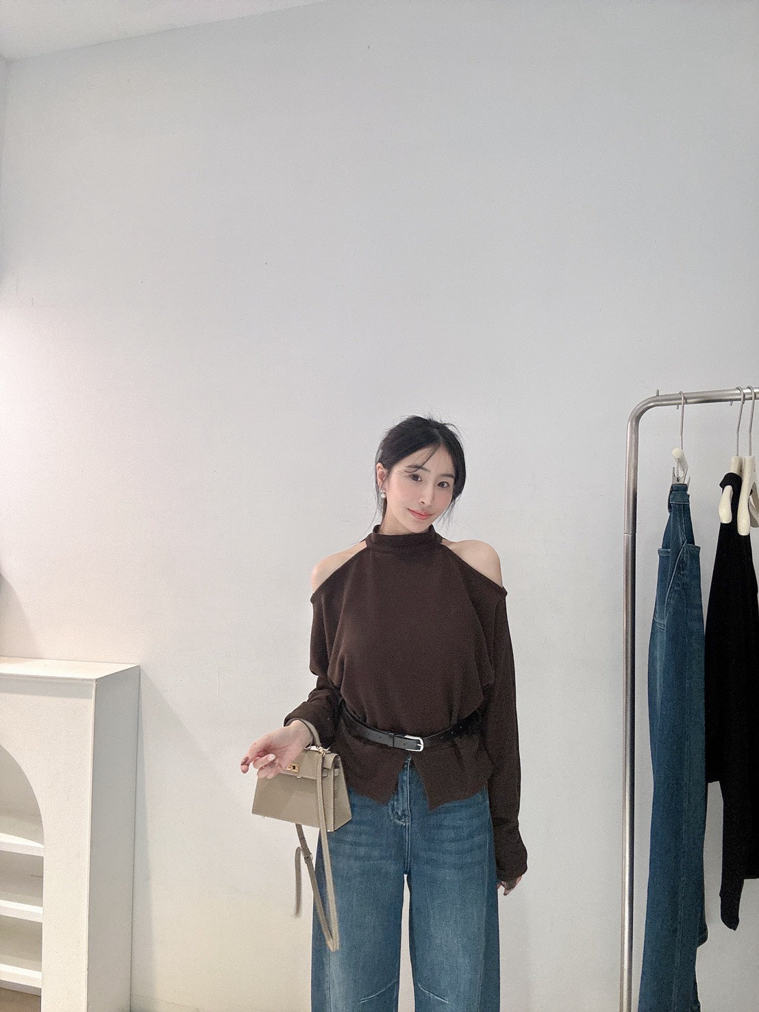 設計感露肩磨毛上衣