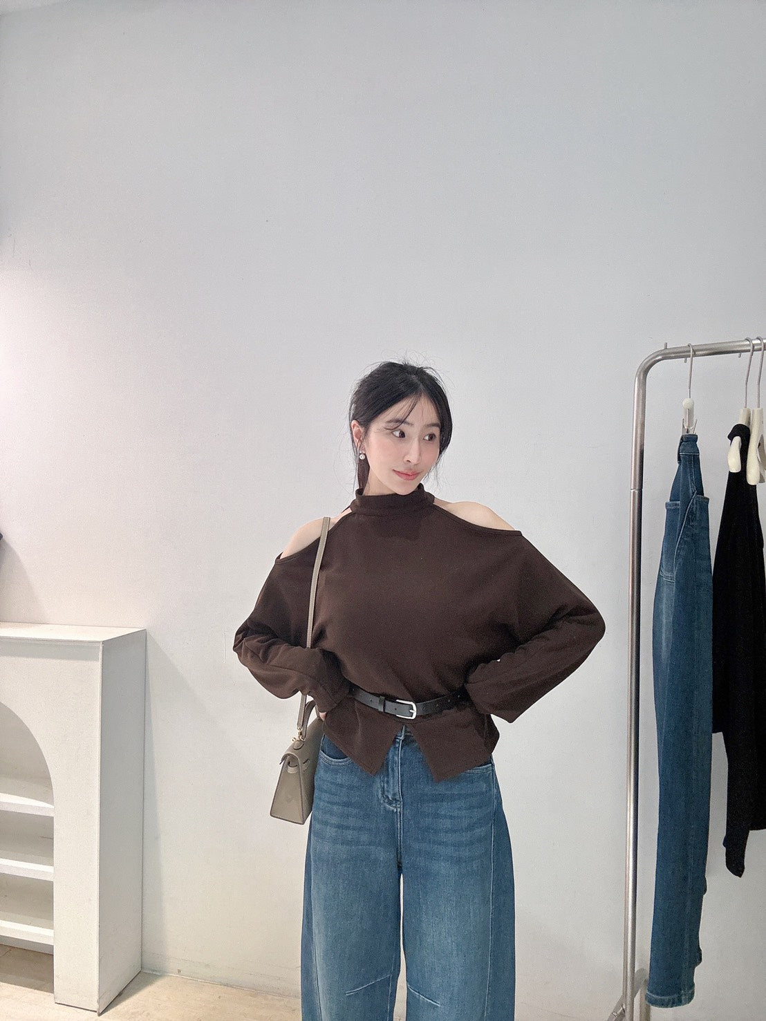 設計感露肩磨毛上衣