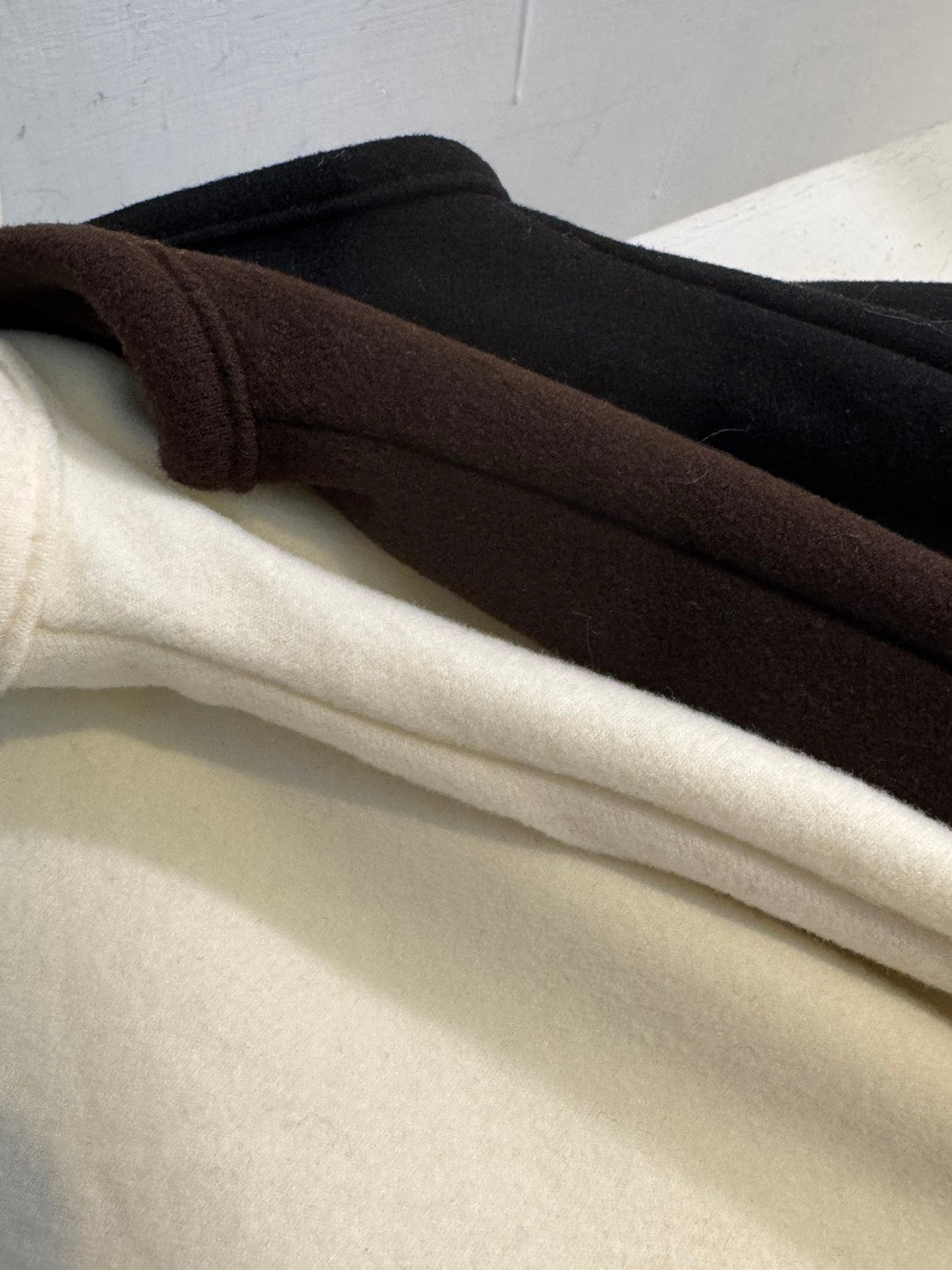 設計感露肩磨毛上衣